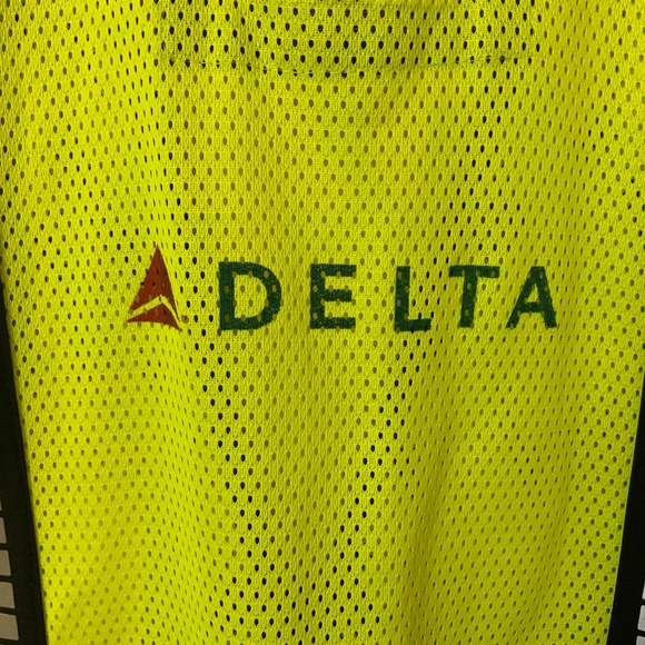 Delta Airlines Employee Reflective Safety Vest Size M (by DeWALT) - Picture 4 of 8